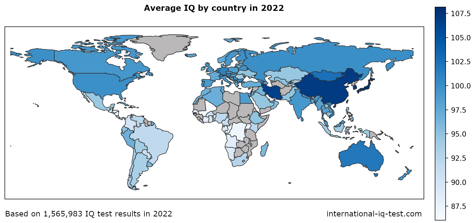 Mapa świata pokazująca średni iloraz inteligencji na kraj w 2022 r. przy użyciu odcieni niebieskiego od najjaśniejszego do najciemniejszego
